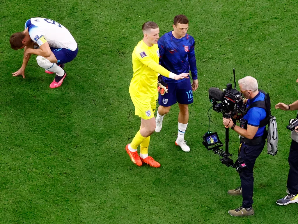 Jordan Pickford halangi kamera sorot Harry Kane yang menangis usai Inggris kalah dari Prancis di perempatfinal Piala Dunia 2022, Minggu (10/12/2022). (REUTERS/Peter Cziborra)