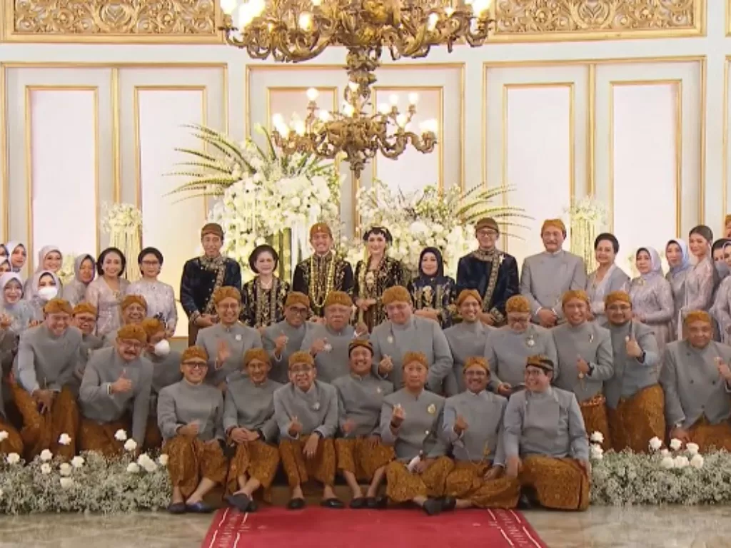 Beberapa menteri kabinet Indonesia Maju menghadiri acara tasyakuran pernikahan putra bungsu Presiden Joko Widodo, Kaesang Pangarep  dan Erina Gudono. (Tangkapan Layar Youtube Presiden Jokowi).