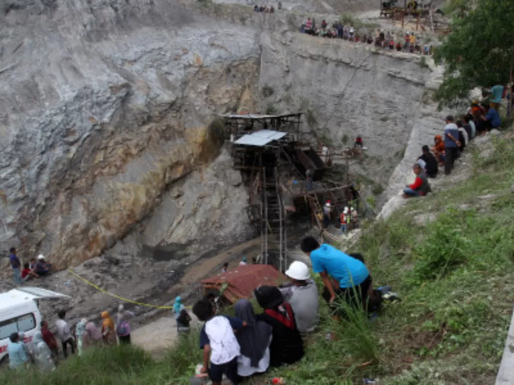 Sejumlah warga mengamati bekas ledakan pada lokasi tambang batu bara di Kecamatan Talawi, Kabupaten Sawahlunto, Sumatera Barat, Jumat (9/12/2022). (ANTARA FOTO/Muhammad Arif Pribadi)