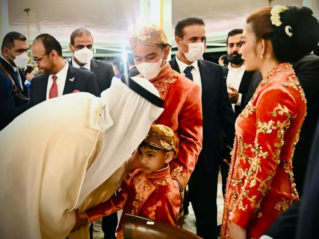 Jan Ethes dicium Pangeran UEA, Sheikh Khaled bin Mohamed bin Zayed Al Nahyan. (Muchlis Jr/Tim Media Pernikahan Kaesang-Erina)