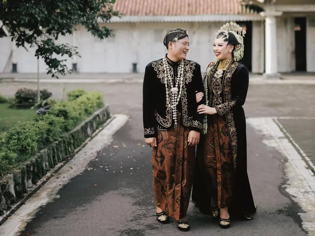 Ilustrasi pernikahan adat Jawa (Instagram/bajunganten.id)