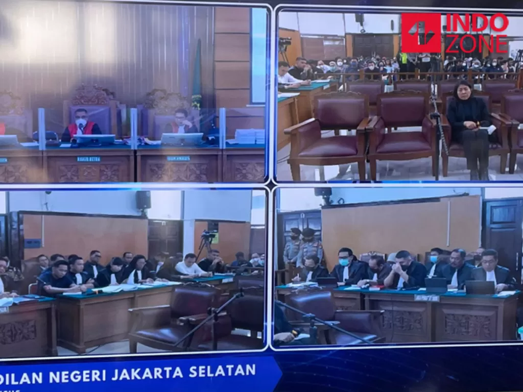Terdakwa Putri Candrawathi memberikan kesaksian dalam sidang kasus pembunuhan berencana terhadap Brigadir J, di Pengadilan Negeri (PN) Jakarta Selatan, Senin (12/12/2022). (Indozone/Asep Bidin Rosidin)