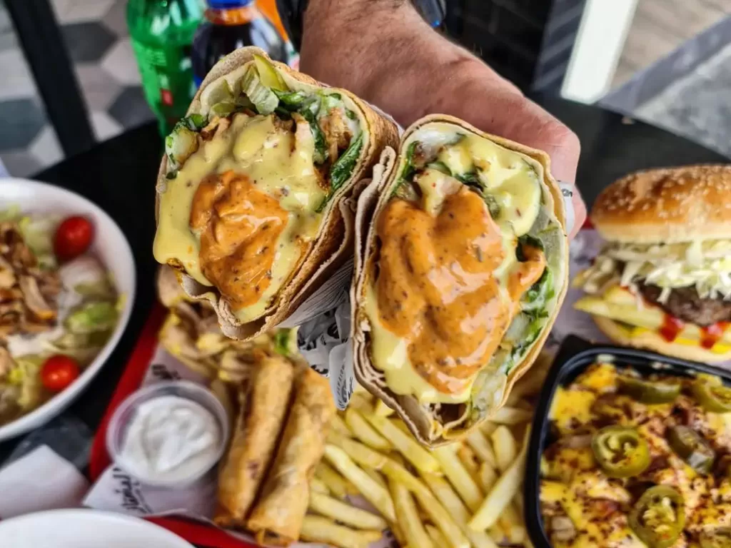 Shawarma, jajanan cepat saji populer di Qatar (Instagram/whatsuplebanon)