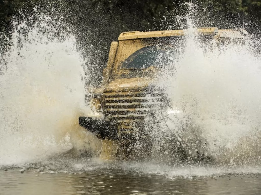 Ilustrasi mobil menerjang banjir. (freepik/volodymyr-t)