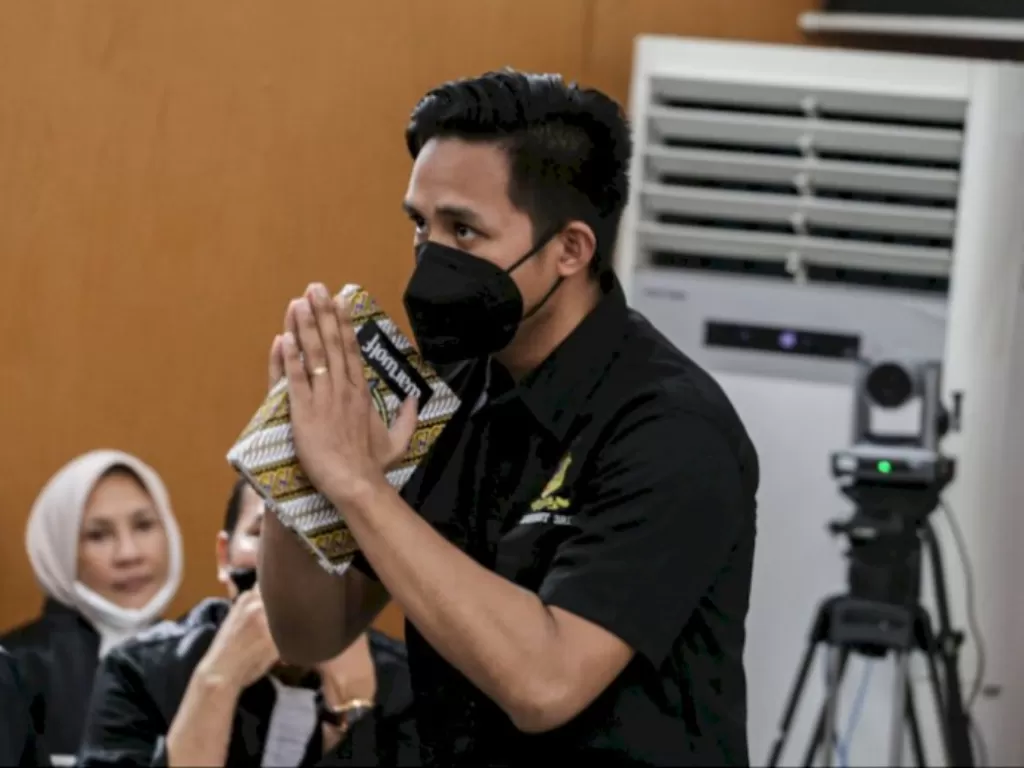 Terdakwa kasus pembunuhan berencana terhadap Nofriansyah Yosua Hutabarat atau Brigadir J, Richard Eliezer bersiap menjalani sidang lanjutan di Pengadilan Negeri Jakarta Selatan, Jakarta, Senin (28/11/2022). (ANTARA FOTO/Fauzan)