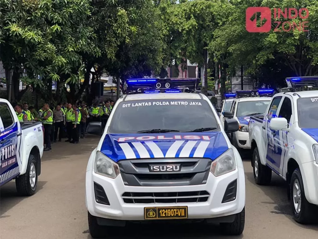 Mobil polisi menggunakan kamera ETLE Mobile di Mapolda Metro Jaya, Jakarta. (INDOZONE/Samsudhuha Wildansyah)