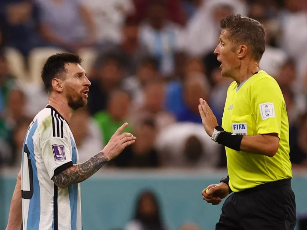 Bintang Argentina, Lionel Messi, berbicara dengan wasit Daniele Orsato. (REUTERS/Kai Pfaffenbach)