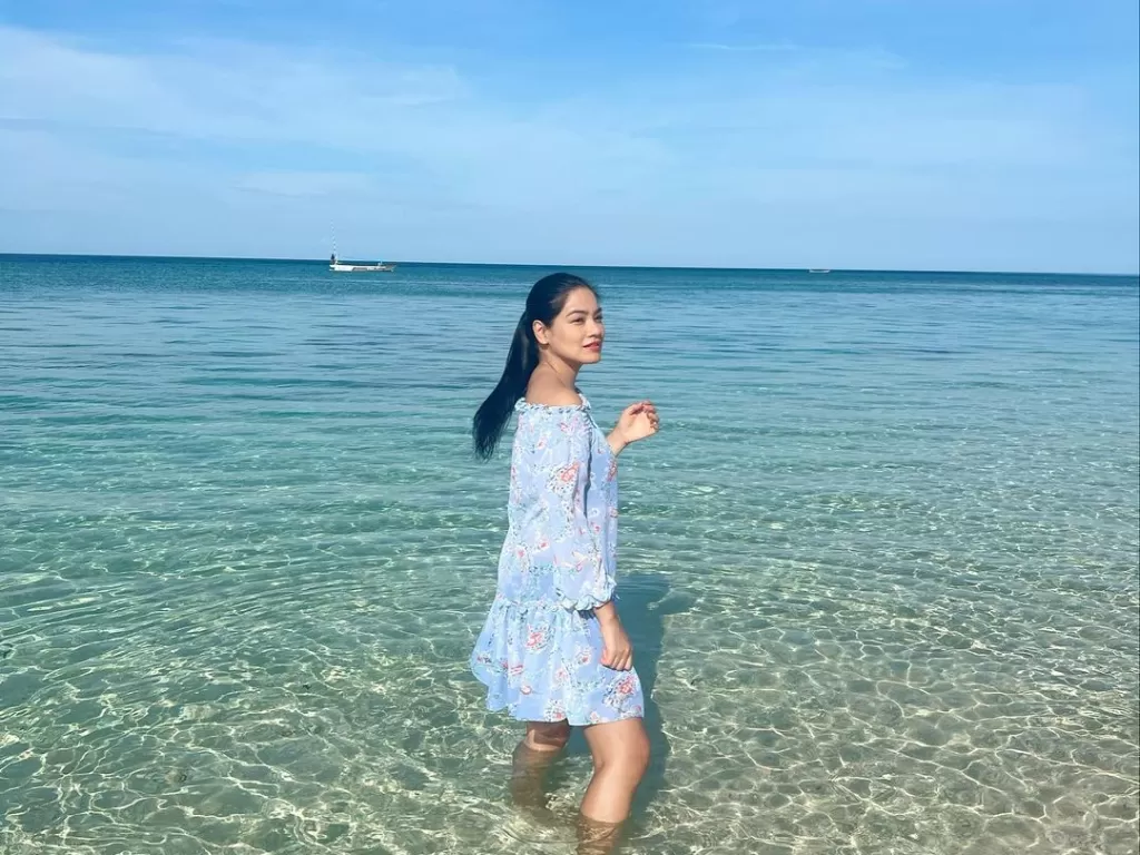 Titi Kamal Pose di Pantai (Instagram/@titi_kamall)