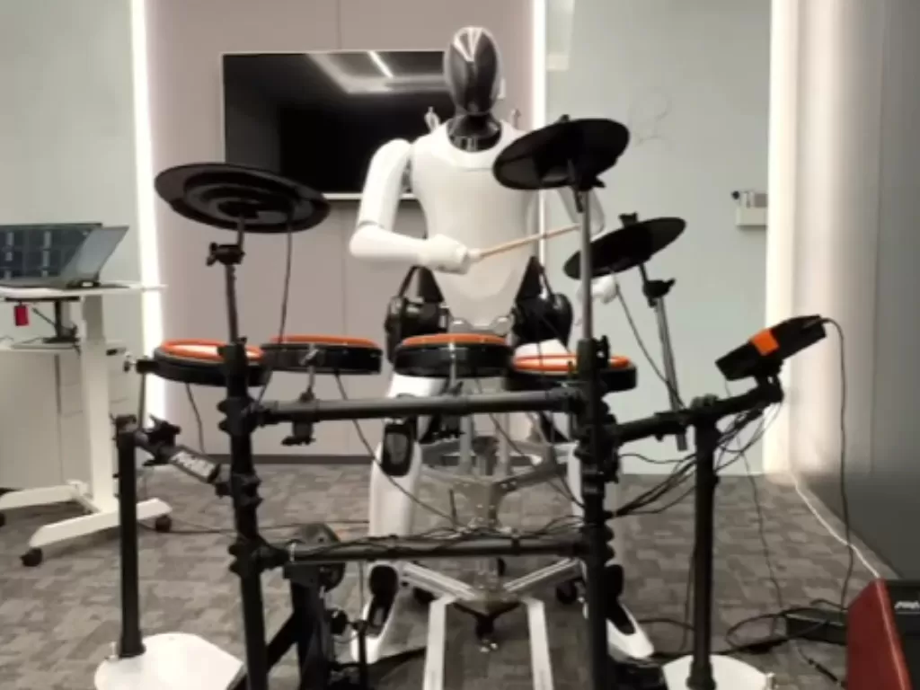 Robot Xiaomi CyberOne saat memainkan drum. (YouTube/IEEE Spectrum)