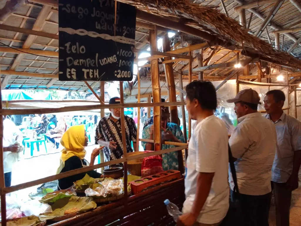 Pengunjung berburu kuliner di Pasar Brumbung (Z Creators/Hesty Nuraziza)