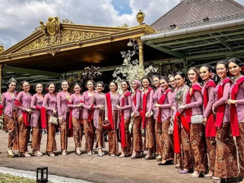 Finalis Puteri Indonesia menjadi bridesmaid di pernikahan Kaesang dan Erina. (Instagram/@ginasinaga)