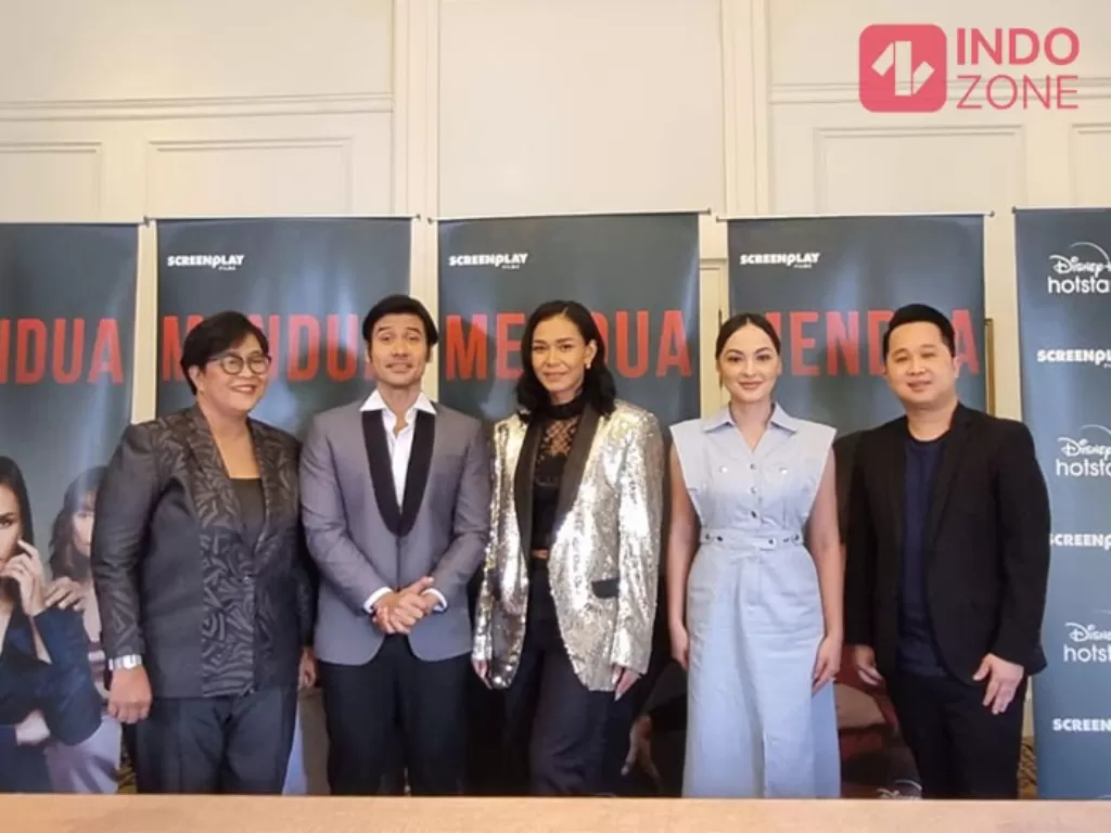 Para Cast dan Kru serial 'Mendua' menghadiri Interview Roundtable di kawasan Menteng, Jakarta Pusat, Selasa (13/12/2022). (Arvi/Indozone)