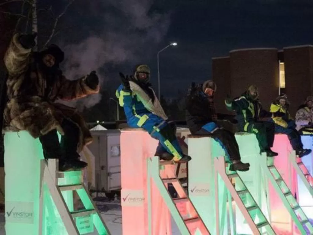 Ice Pole Sitting Contest, Swedia. (Twitter/@TylerDemos84)