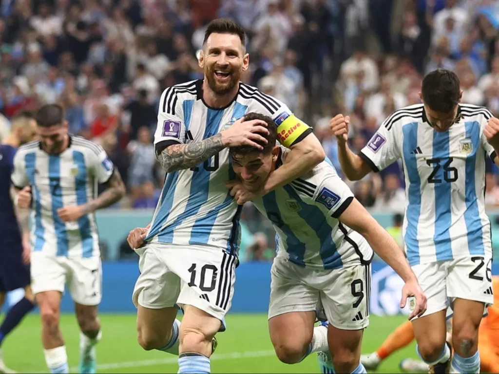 Lionel Messi dan Julian Alvarez merayakan gol (Reuters/Carl Recine)