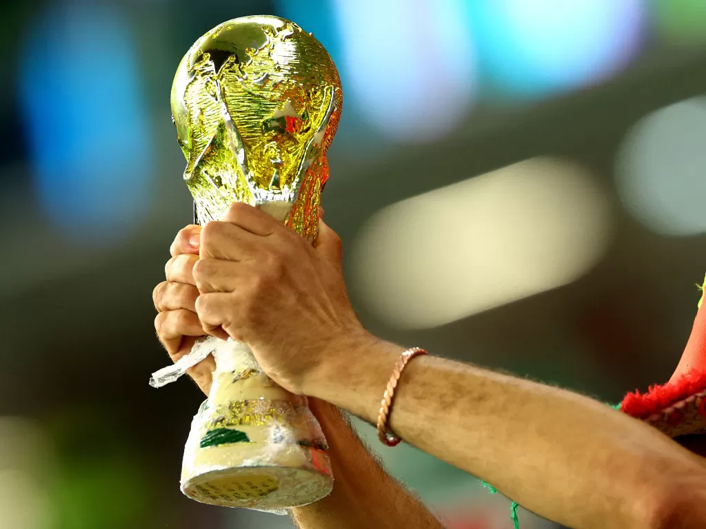 Ilustrasi trofi Piala Dunia 2022. (REUTERS/Bernadett Szabo)