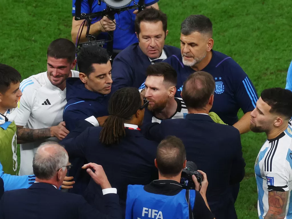 Lionel Messi bersitegang dengan pelatih Belanda Louis Van Gaal. (REUTERS/Paul Childs).