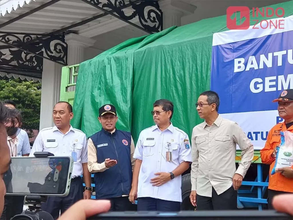 Penjabat (Pj) Gubernur DKI Jakarta, Heru Budi Hartono, melepas keberangkatan truk bantuan untuk korban gempa Cianjur di Halaman Pendopo Balai Kota Jakarta, Rabu (14/12/2022). (INDOZONE/Febyora Dwi Rahmayani)