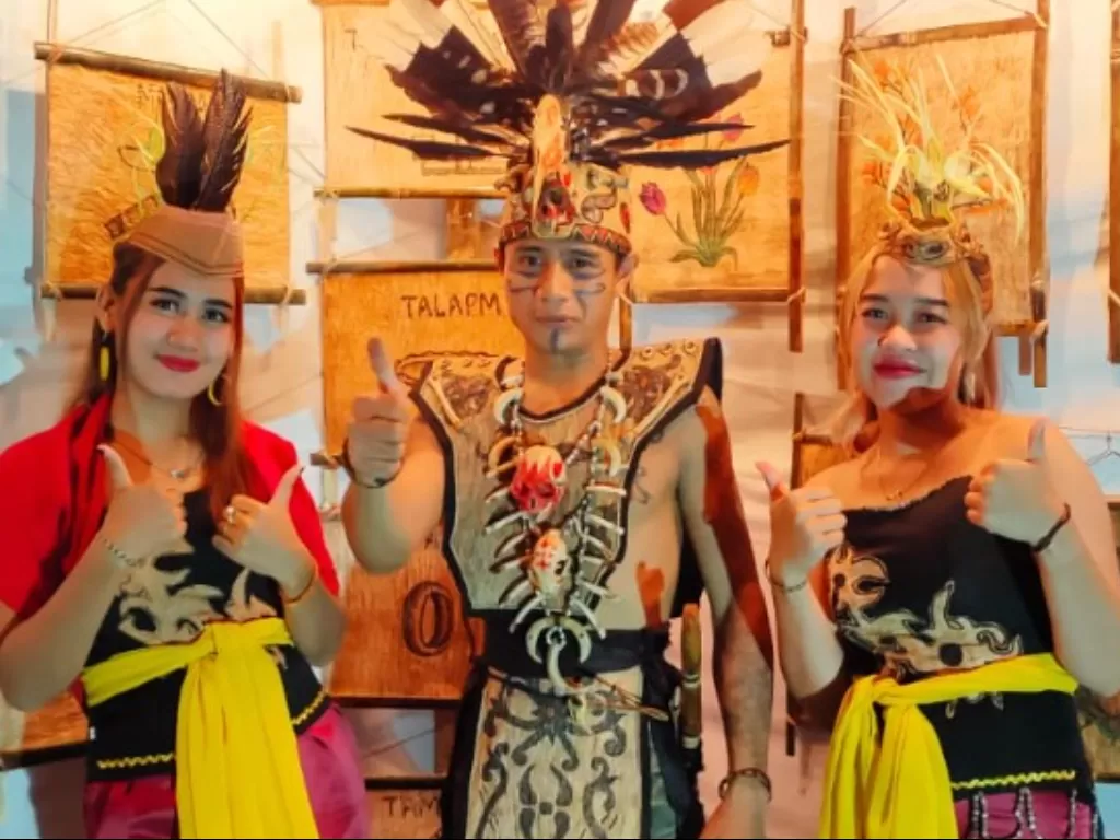 Daya Desa dan Daya Warga di Desa Pangelak, Kalimantan Selatan, menjadi pemandu dalam pameran lukisan dengan media upak pontutn (kulit kayu). (Dok.Kemendikbudristek)