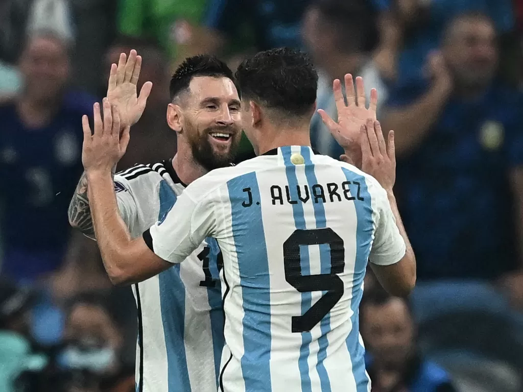 Lionel Messi dan Julian Alvarez (REUTERS/Dylan Martinez).