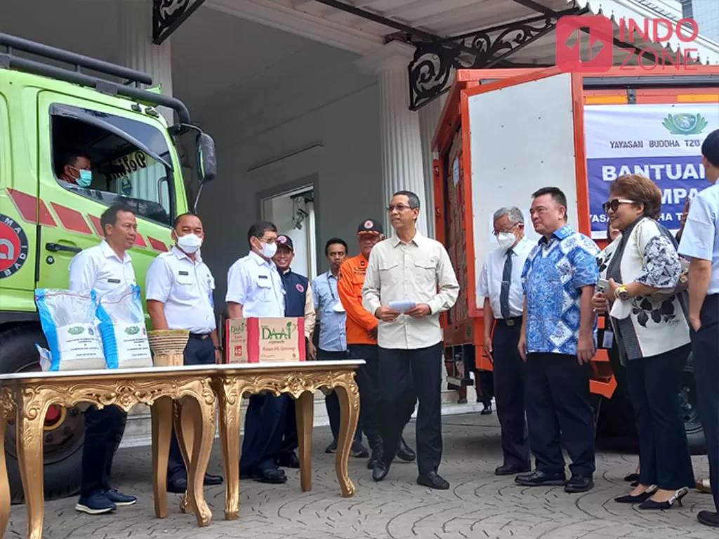 Penjabat (Pj) Gubernur DKI Jakarta, Heru Budi Hartono, saat melepas keberangkatan bantuan kemanusiaan untuk korban gempa Cianjur (INDOZONE/Febyora Dwi Rahmayani)