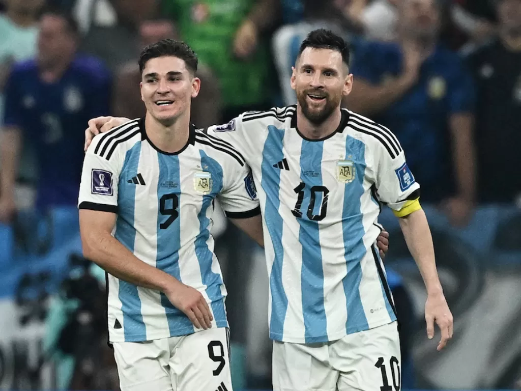 Julian Alvarez dan Lionel Messi membawa Timnas Argentina ke final Piala Dunia 2022 (REUTERS/Dylan Martinez)