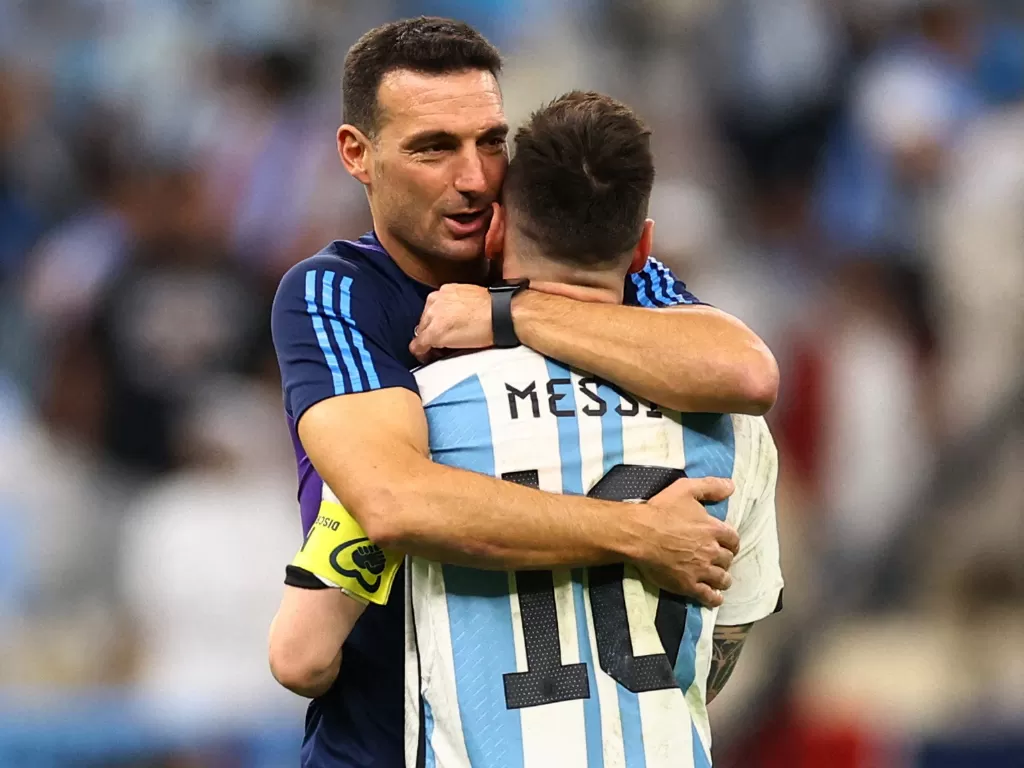 Pelatih timnas Argentina, Lionel Scaloni dan Lionel Messi. (REUTERS/Carl Recine)