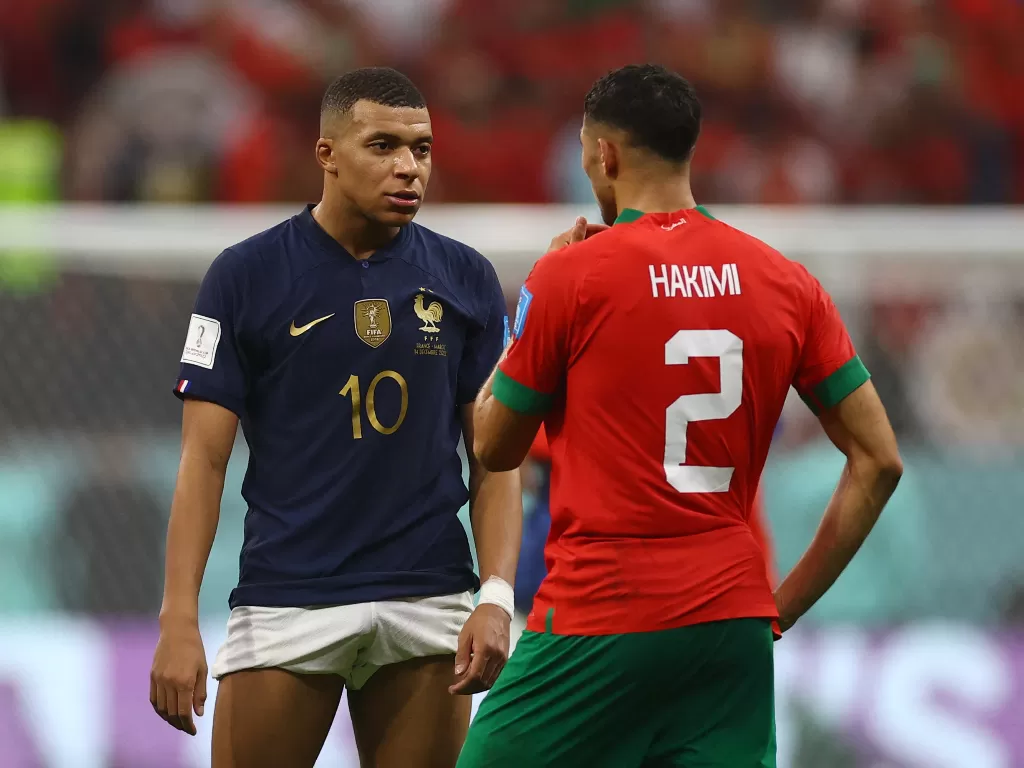 Kylian Mbappe dan Achraf Hakimi di laga Prancis vs Maroko semifinal Piala Dunia 2022, Kamis (15/1/2022) dini hari WIB. (REUTERS/Kai Pfaffenbach)