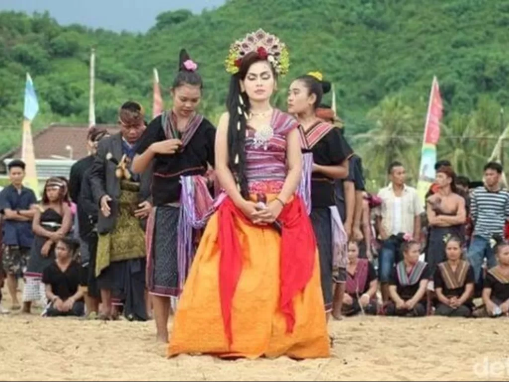 Seorang wanita memeragakan prosesi pengorbanan Putri Mandalika saat Bau Nyale (Instagram/mandalikacrew)