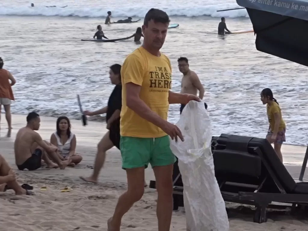 Bule ganteng bersihkan sampah di Pantai Kuta, Bali. (Z Creators/Bambang)