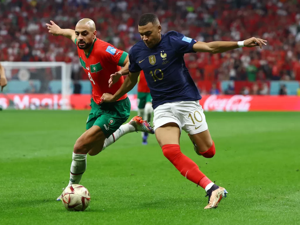 Sofyan Amrabat vs Kylian Mbappe di Piala Dunia 2022 (REUTERS/Kai Pfaffenbach)