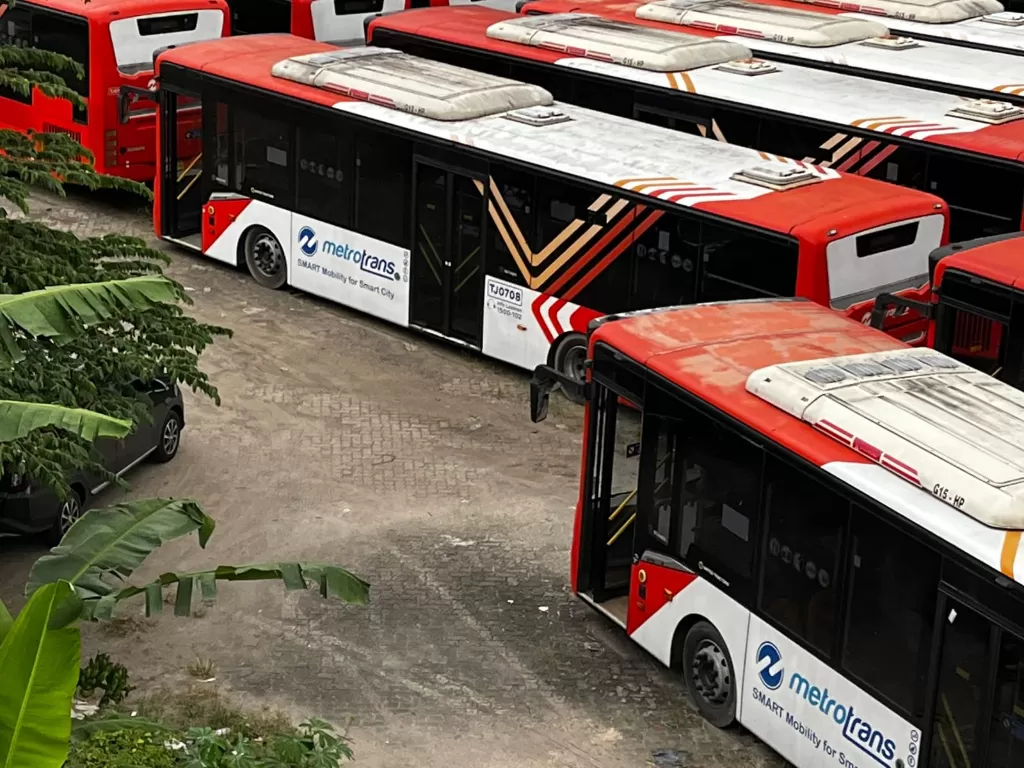 Potret puluhan bus Transjakarta yang disebut terbengkalai di Pinang Ranti, Jakarta Timur. (Twitter/@BisKota_)