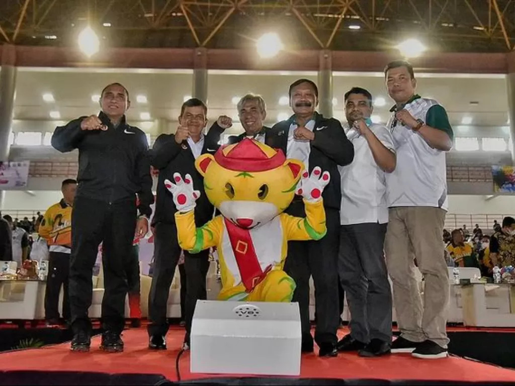 Gubernur Sumut, Edy Rahmayadi (ujung kiri) dan pejabat terkait dalam peluncuran maskot, logo, dan slogan PON Aceh-Sumut 2024. (Instagram/@edy_rahmayadi)