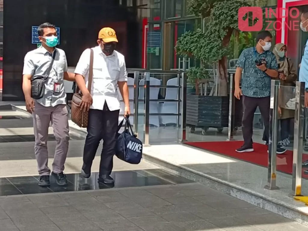 Wakil Ketua DPRD Jatim Sahat Tua Simanjuntak tiba di Gedung KPK setelah diamankan dalam OTT di Surabaya. (INDOZONE/Asep Bidin Rosidin)