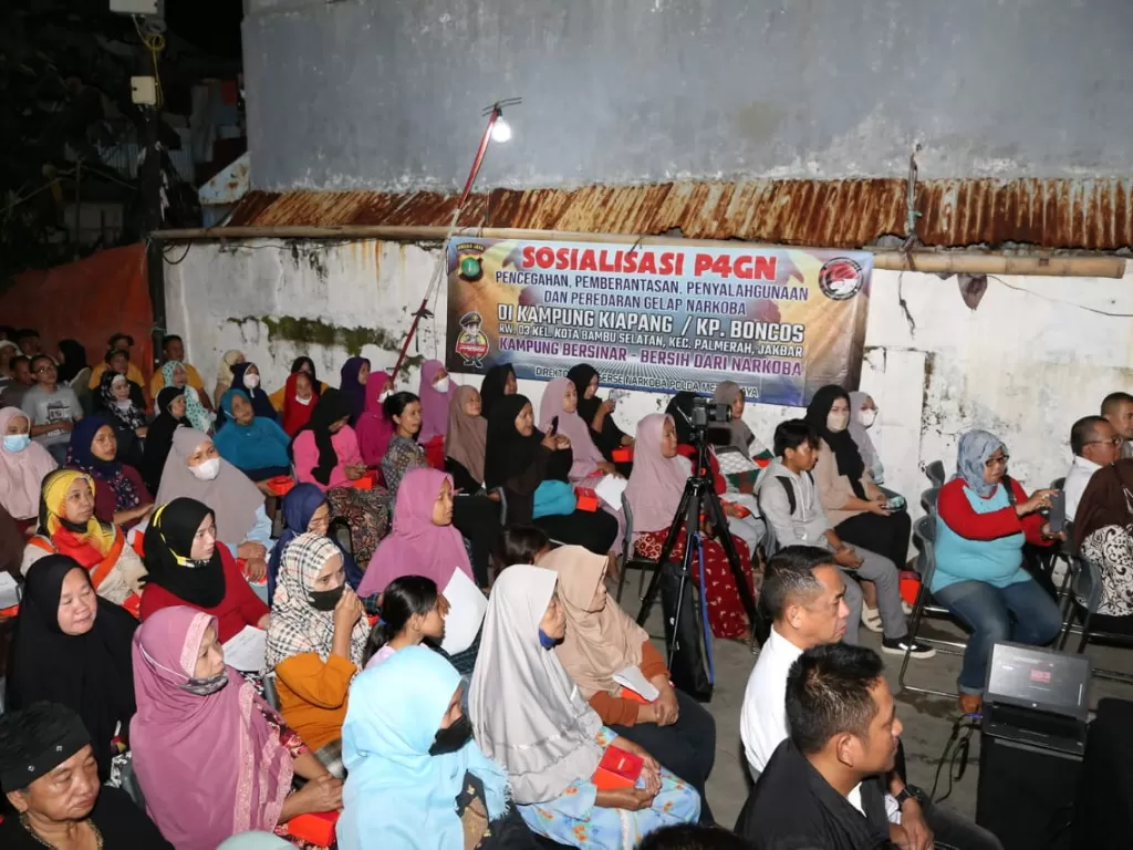 Polisi Polda Metro Jaya mendatangi Kampung Boncos, Jakarta Barat untuk melakukan deklarasi kampung bersih narkoba, Rabu (14/12/2022). (Dok. Humas Polres Metro Jakarta Barat)