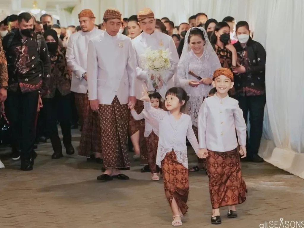 Momen Jan Ethes dan Sedah Mirah gandengan di nikahan Kaesang dan Erina Gudono (Instagram/ayanggkahiyang)