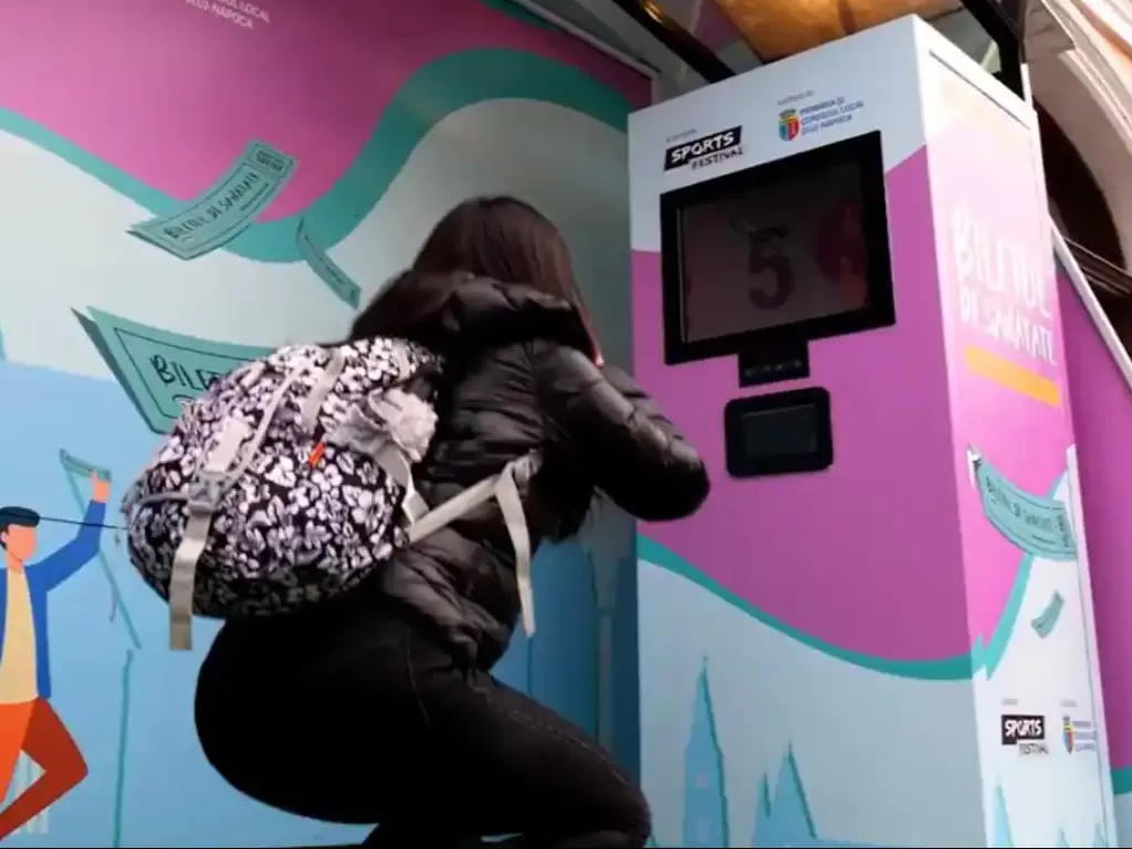 Seorang wanita lakukan 20 kali squat demi mendapatkan tiket bus gratis. (Instagram/@alinabzholkina)