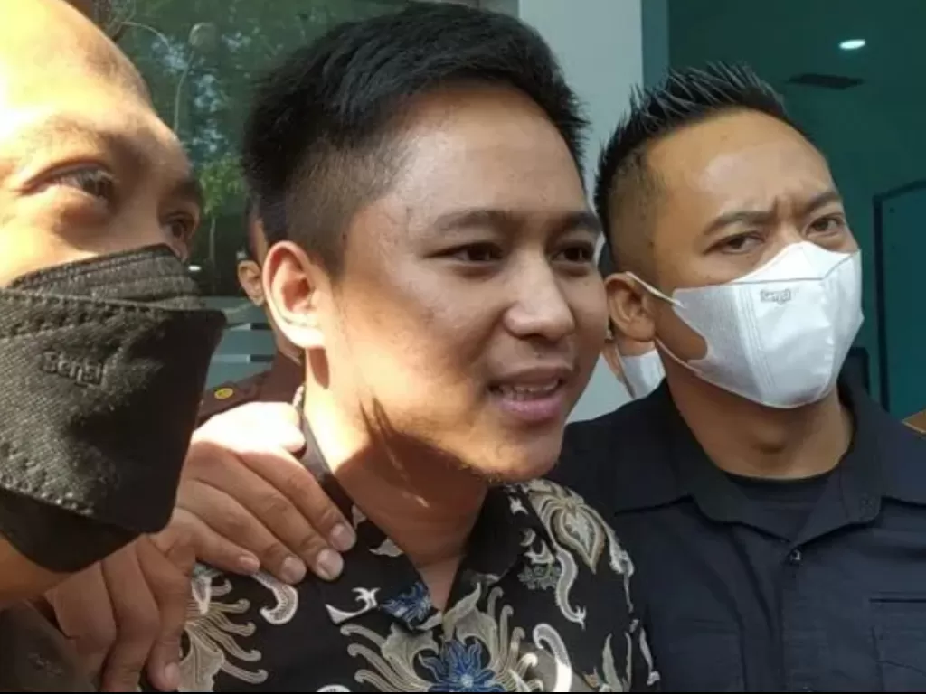   Tersangka penipuan investasi opsi biner Doni Salmanan saat digiring ke Kejaksaan Tinggi Jawa Barat, Kota Bandung, Jawa Barat. (ANTARA/Bagus Ahmad Rizaldi)