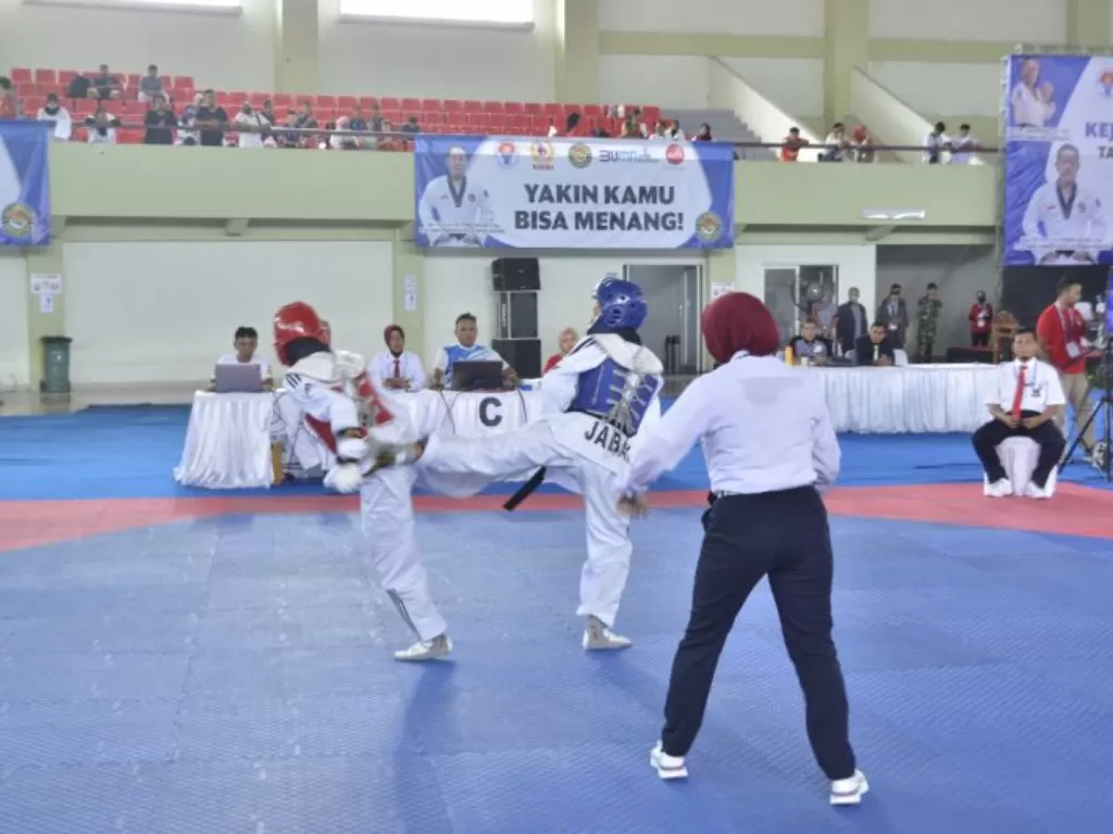 Salah satu atlet Jawa Barat dalam pertandingan pada hari pertama Kejurnas Taekwondo 2022 di Indoor Stadium Benteng Taruna Sport Centre, Tangerang, Banten, Jumat (16/12/2022). (ANTARA/HO).