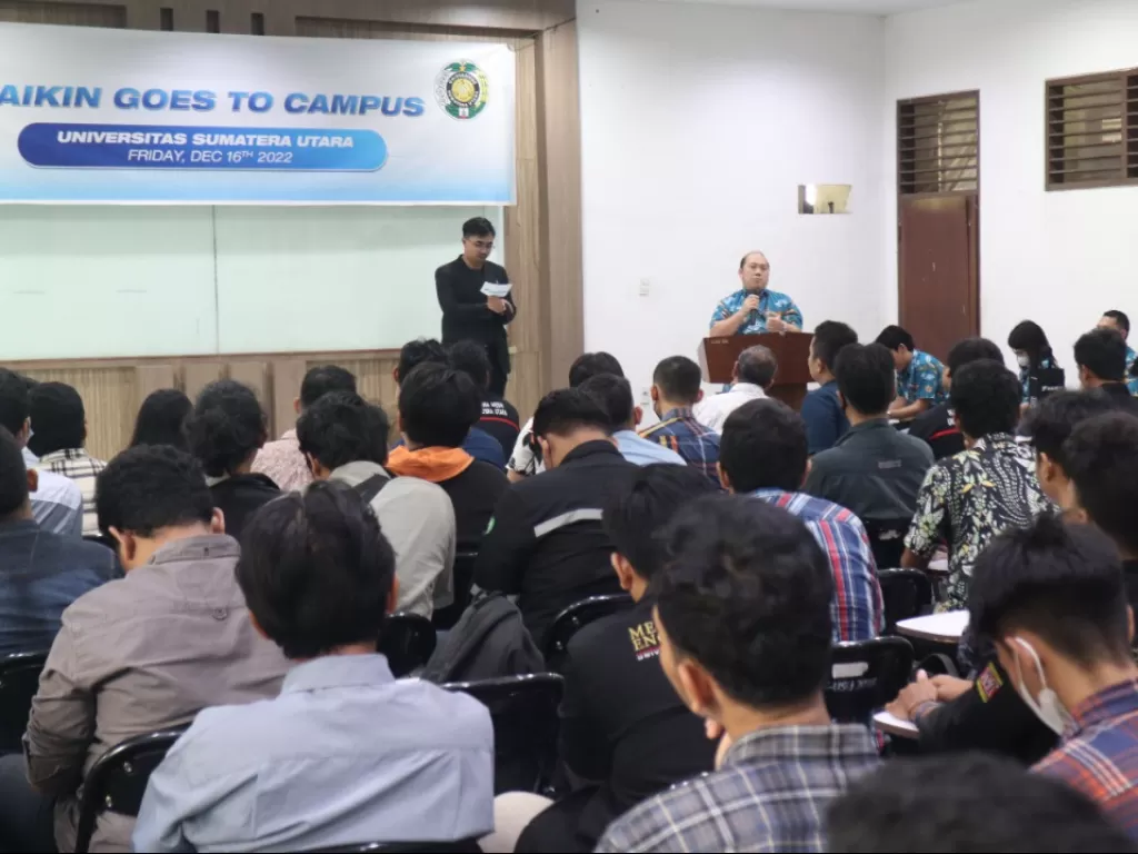 Charly Widjaja, Kepala Cabang Daikin area Sumatera Utara, memberi paparan terkait perkembangan dan inovasi pada industri refrigerasi dan solusi tata udara saat menjadi pembicara dalam sesi kuliah khusus Daikin Goes To Campus di Fakultas Teknik Mesin Unive