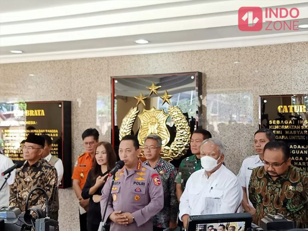 Kapolri Jenderal Listyo Sigit bersama sejumlah menteri di Mabes Polri, Jakarta. (INDOZONE/Samsudhuha Wildansyah).