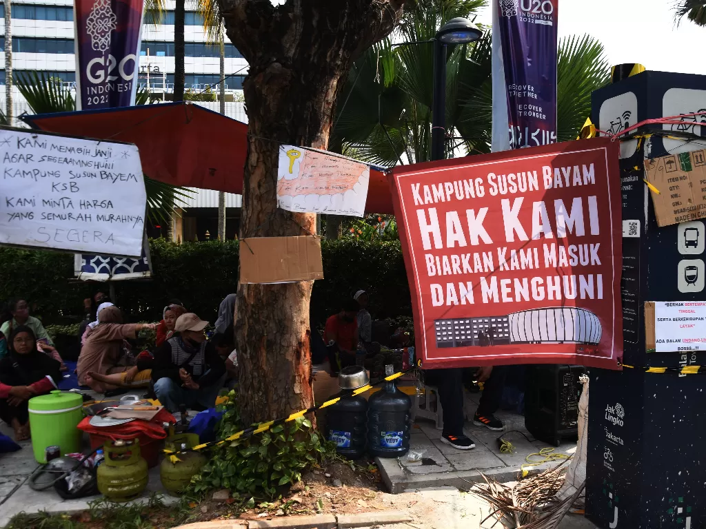  Warga korban penggusuran Kampung Bayam menggelar unjuk rasa di depan Balai Kota DKI Jakarta. (ANTARA FOTO/Indrianto Eko Suwarso).