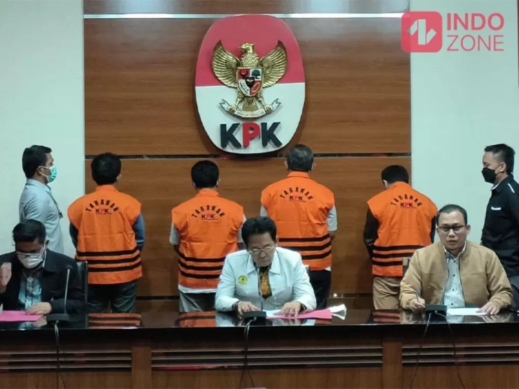 Wakil Ketua KPK Johanis Tanak (tengah) saat jumpa pers di Gedung Merah Putih KPK, Jakarta, Kamis (15/12/2022). (INDOZONE/Asep Bidin Rosidin)