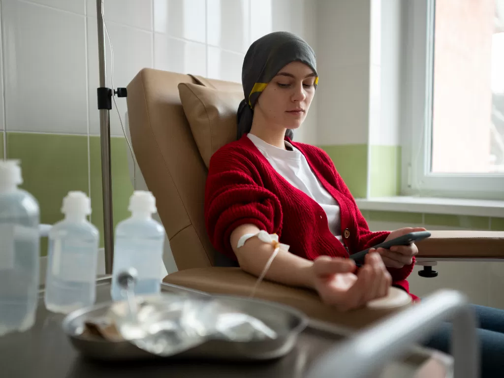 Ilustrasi pasien kanker yang sedang menjalani terapi target dengan metode obat infus. (Freepik)