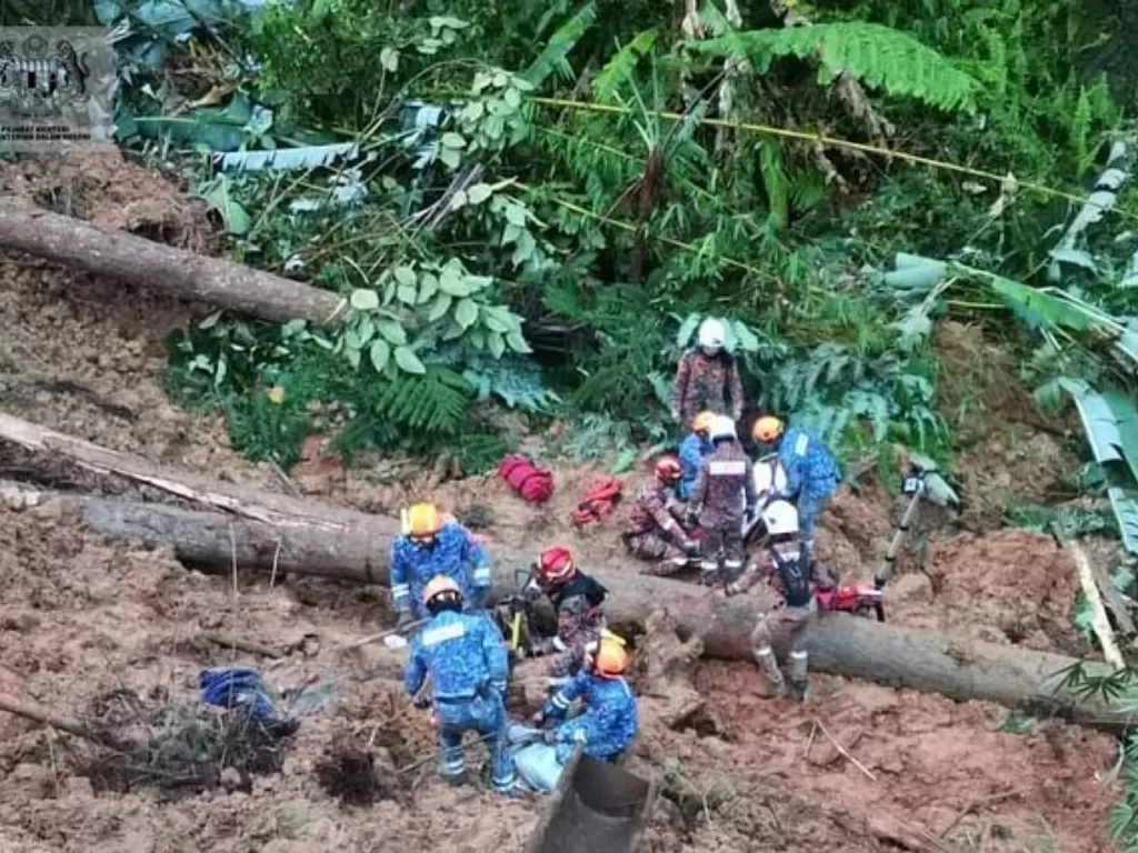 16 orang tewas akibat bencana tanah longsor yang terjadi di sebuah bumi perkemahan di daerah Batang Kali, Selangor, Malaysia, Jumat dini hari. (Instagram/Saifuddin Nasution)