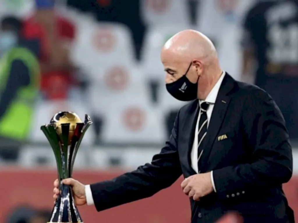 Presiden Fifa Gianni Infantino memegang trofi Piala Dunia Klub (REUTERS/IBRAHEEM AL OMARI)