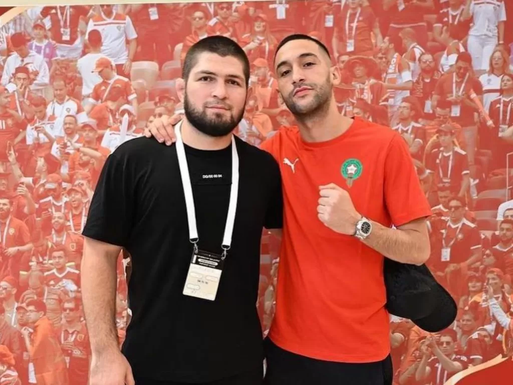 Khabib Nurmagomedov bersama pemain Timnas Maroko Hakim Ziyech (Instagram/@khabib_nurmagomedov)