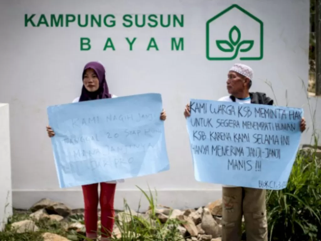 Warga demo di depan Kampung Susun Bayam (ANTARA FOTO/Rivan Awal Lingga)