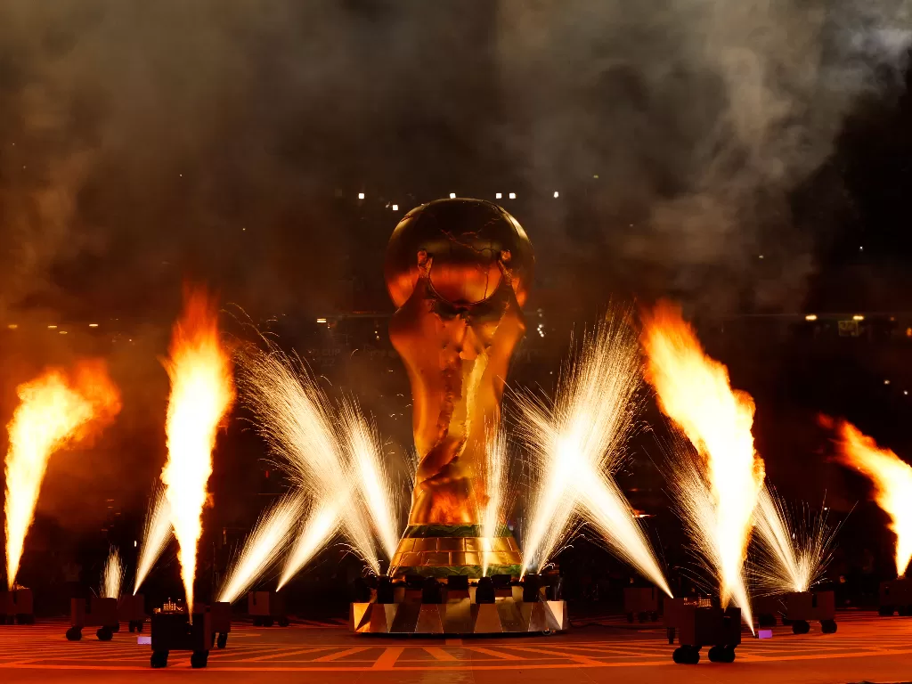 Replika Tropi Piala Dunia. (REUTERS/Hamad I Mohammed).