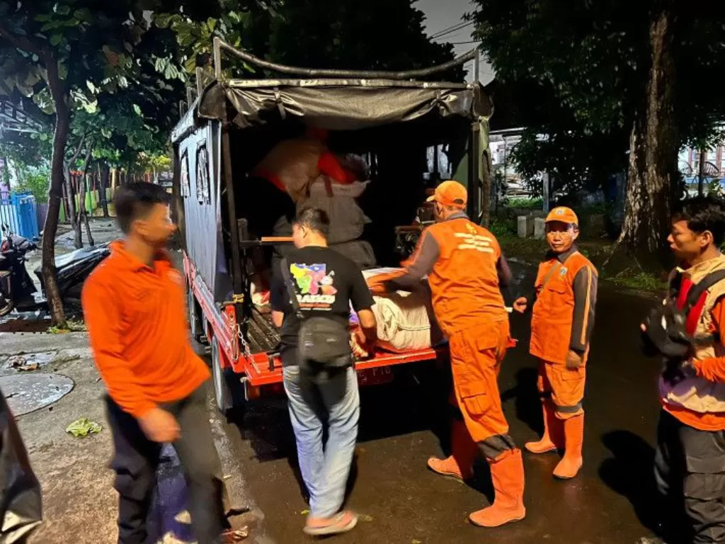 Proses distribusi bantuan bagi penyintas kebakaran Manggarai, Jakarta Selatan, Sabtu (17/12/2022) malam. (ANTARA/HO BPBD DKI)Jakarta