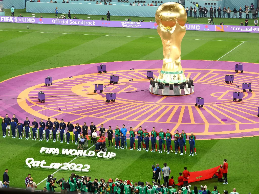 Ilustrasi trofi Piala Dunia 2022. (REUTERS/Bernadett Szabo)